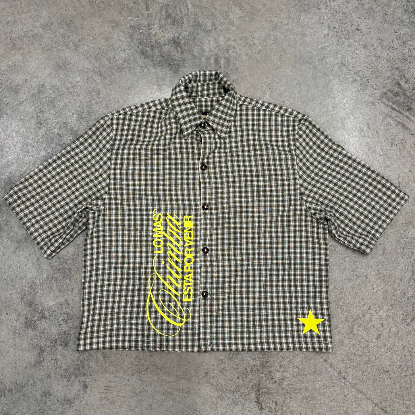 “Lo Más Chimba Está Por Venir” Army Green Checkered Button-Up